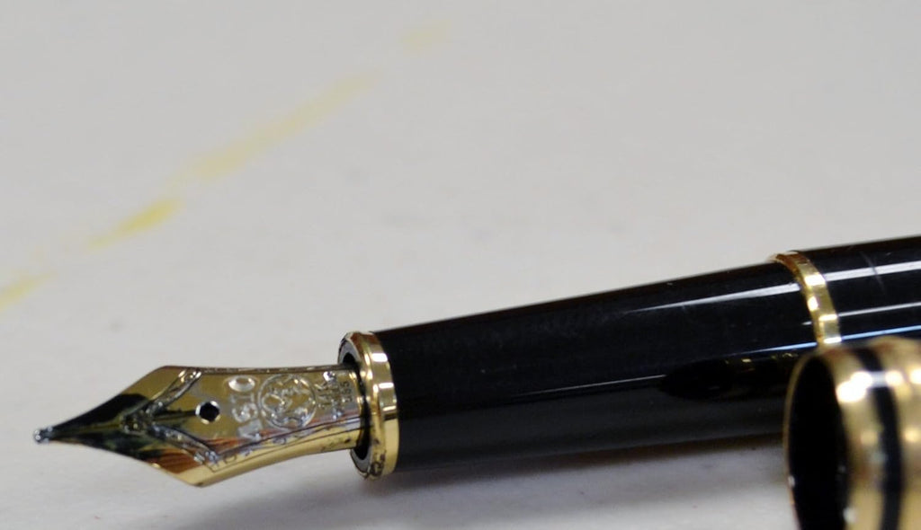 Black with Gold Trim Fountain Pen E553545