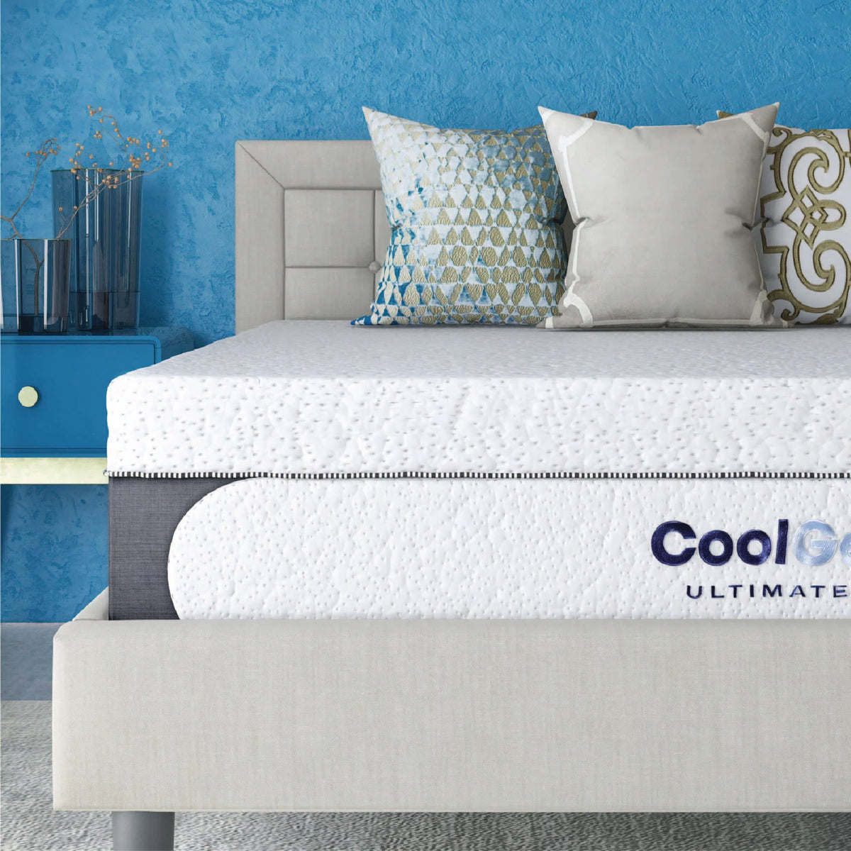 Queen Gel Memory Foam Mattress with 2 Pillows Z25915