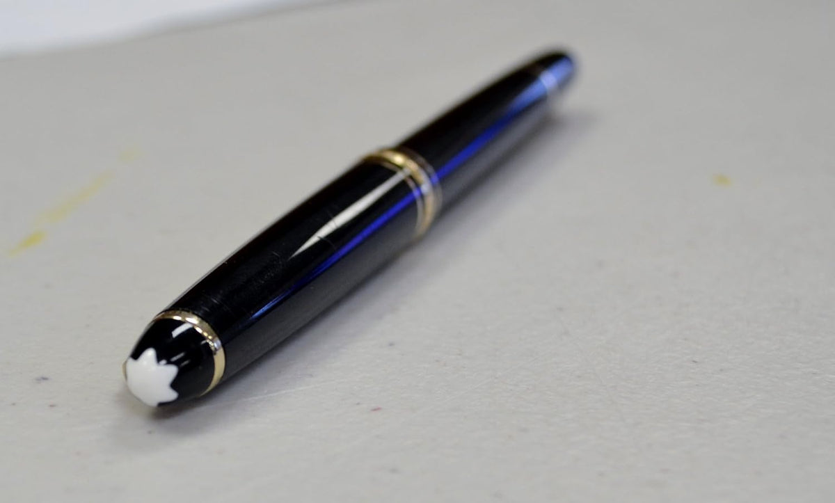 Black with Gold Trim Fountain Pen E553545