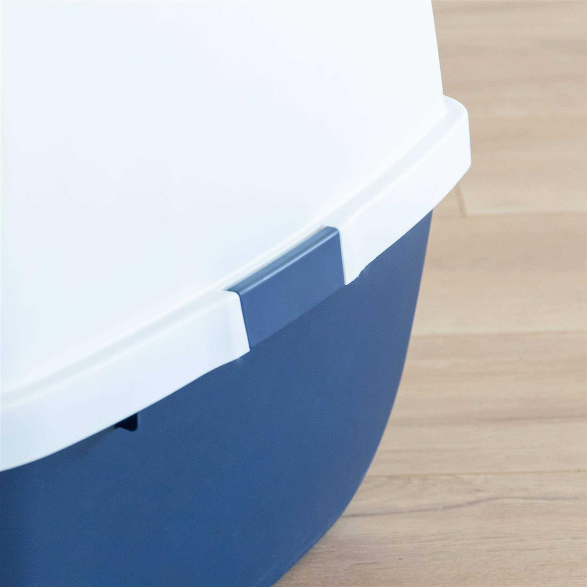 Hooded Cat Litter Box with Scoop Y49991